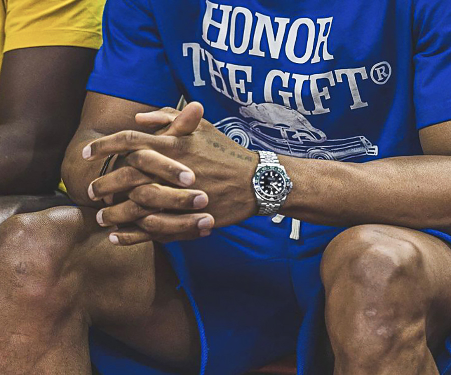 佩戴劳力士 GMT-Master II（“左撇子”GMT）参加 NBA 夏季联赛